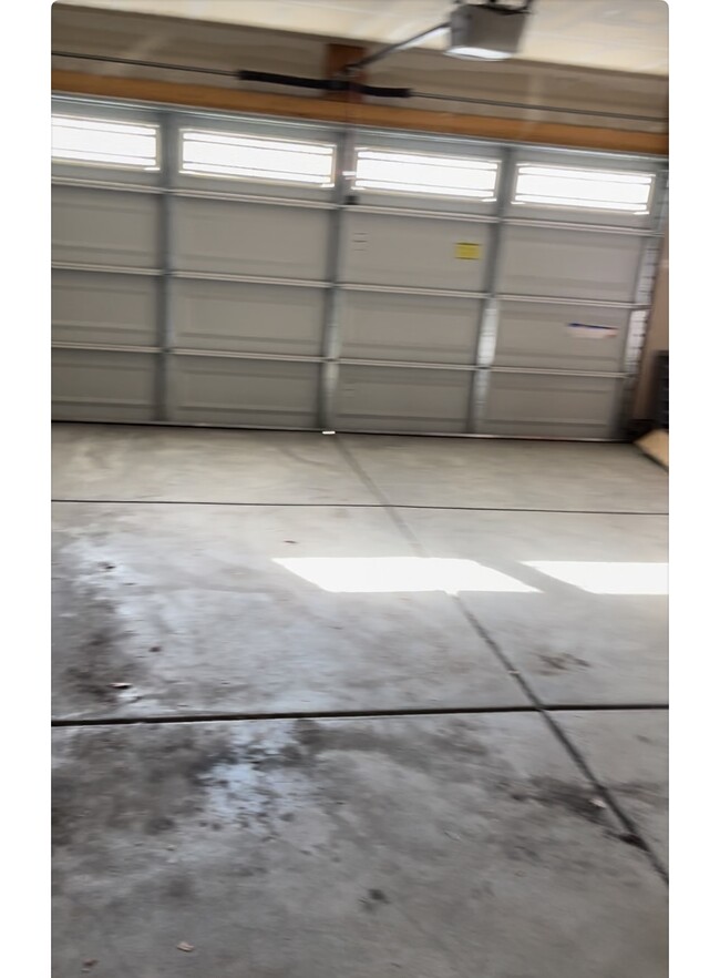 Garage - 1816 W Dalmeny Way