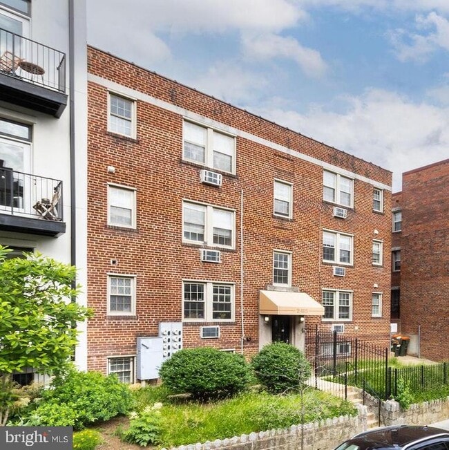 Building Photo - 2415 Ontario Rd NW