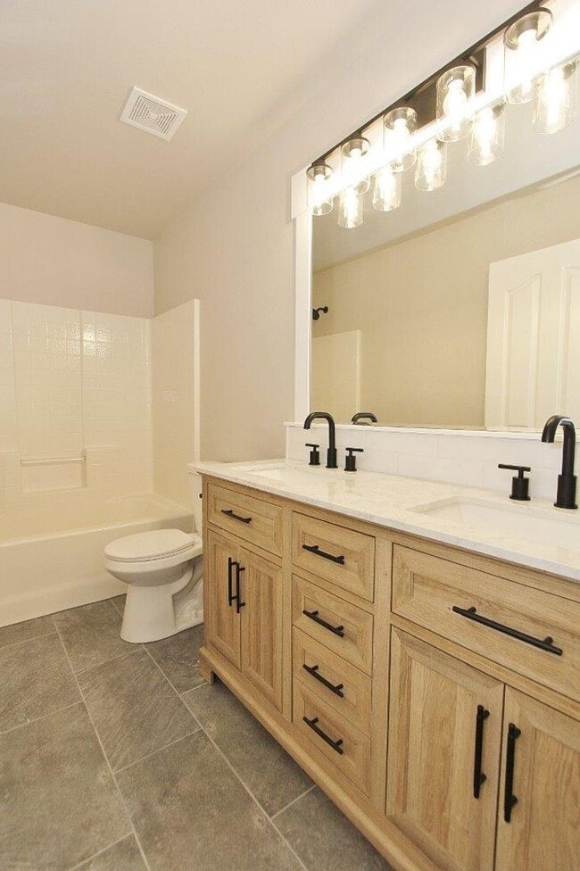 Building Photo - Immaculate Single-Level Home