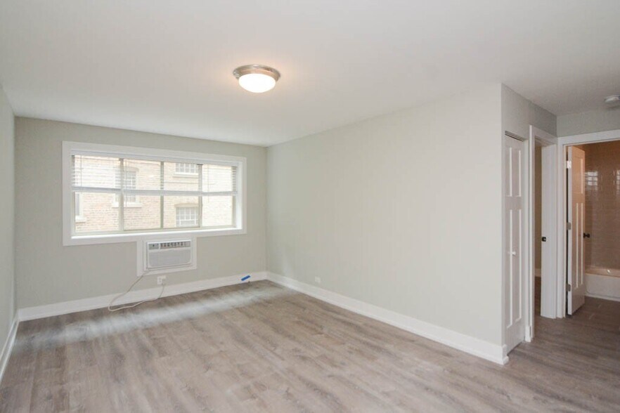Building Photo - 447 W Surf St
