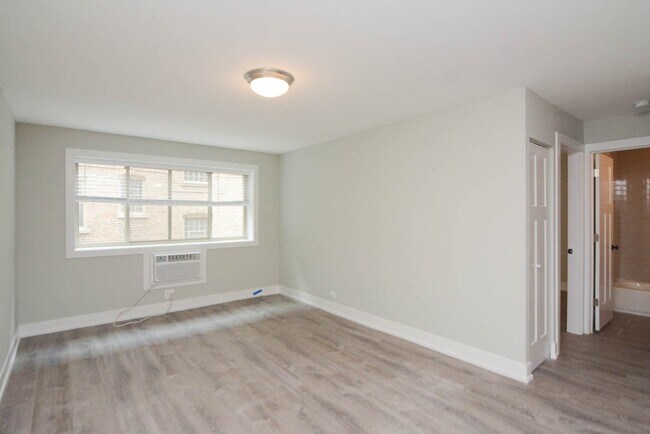 Building Photo - 447 W Surf St