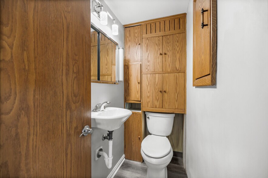 Building Photo - 1515 Longwood Dr