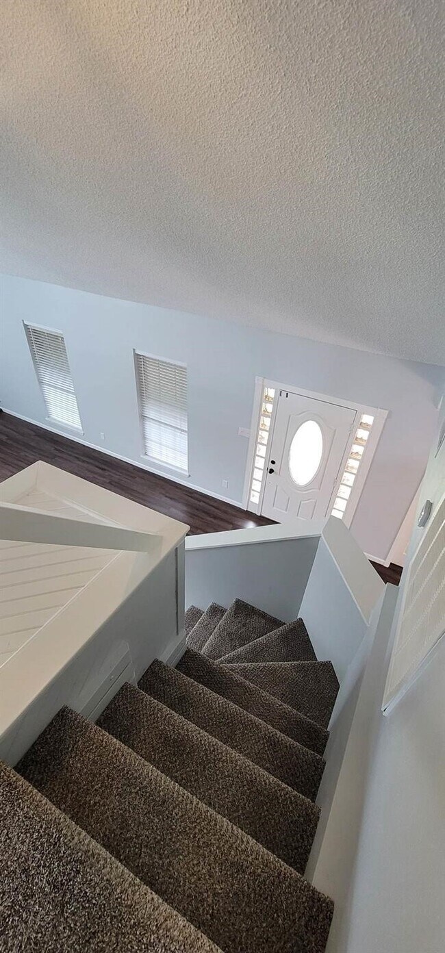 Building Photo - 9614 Charter Ridge Dr