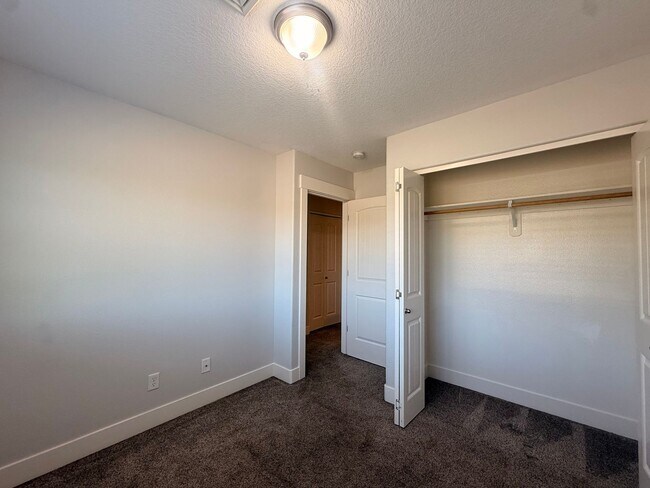 Building Photo - 1069-1071 Big Fir Pl S