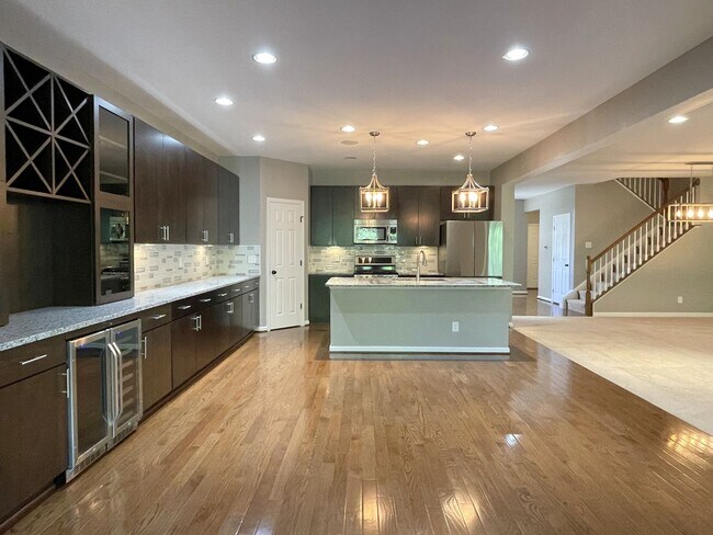 Building Photo - Spectacular 4 Bed 3.5 Bath Townhouse In Br...