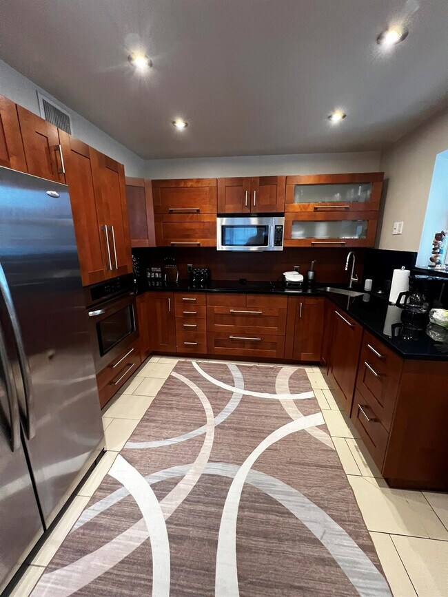 Building Photo - 904 NE 20th Ave