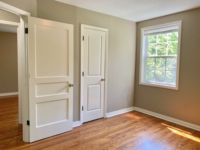 Building Photo - 854 E Happy Hollow Dr