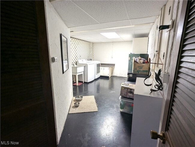 Building Photo - 14 E Carriage Dr