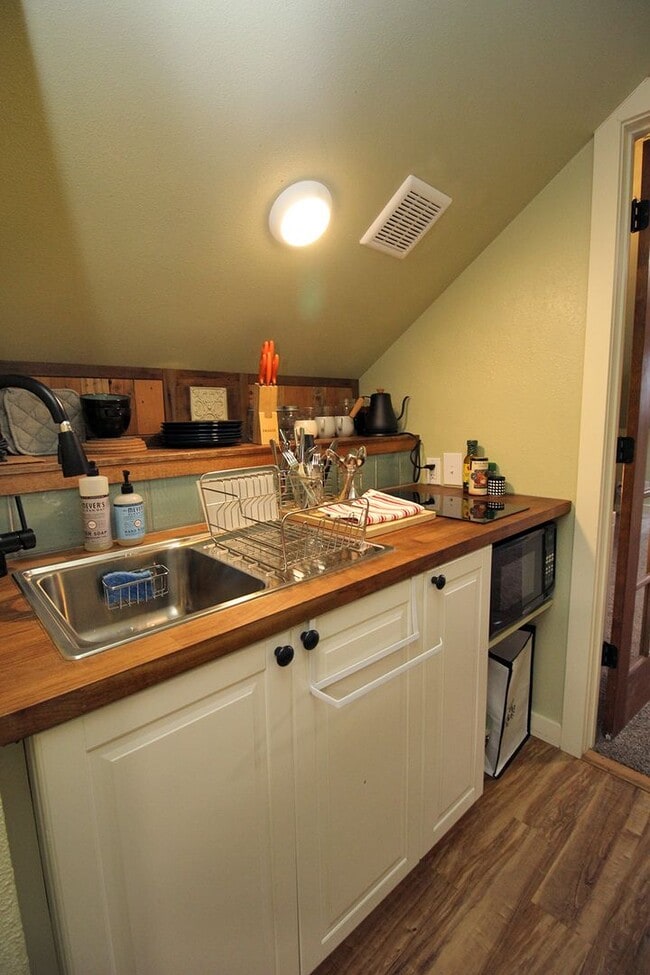 Building Photo - 4033 SE Hawthorne Blvd