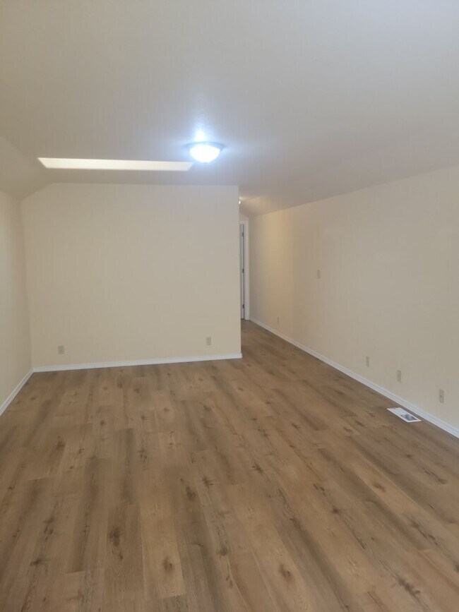 Building Photo - Beautiful 3 bed/2 bath home in Rogue River, OR