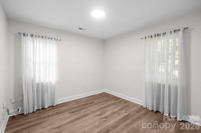 Building Photo - 812 E 18th St