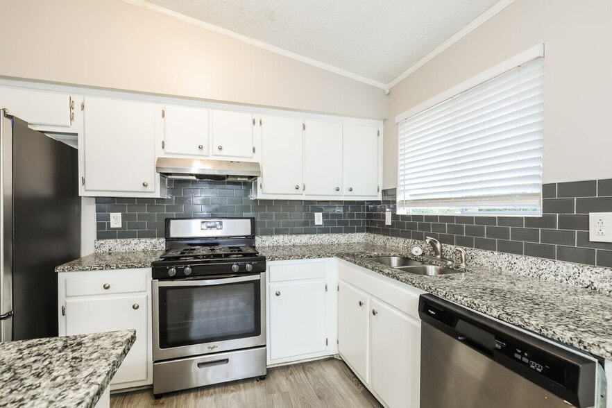 Building Photo - 8450 N Pond Dr