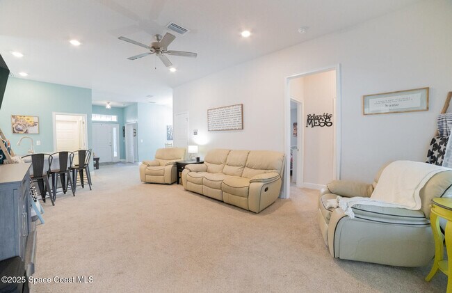 Building Photo - 814 Moment St