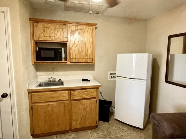 Building Photo - 2 Cabin Rd