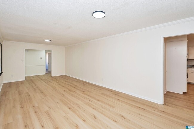 Building Photo - 3338 Crescent Dr