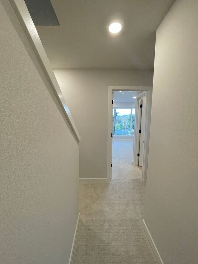 Building Photo - 3bd/3.5ba Shoreline Townhome