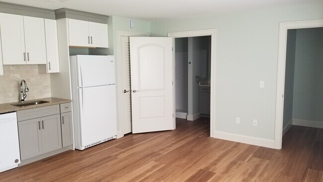 Building Photo - 462 Main St