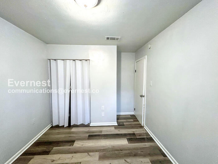 Building Photo - 4620 Sunnybrook St