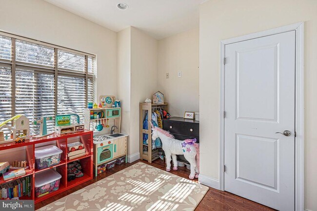 Building Photo - 1935 W George St