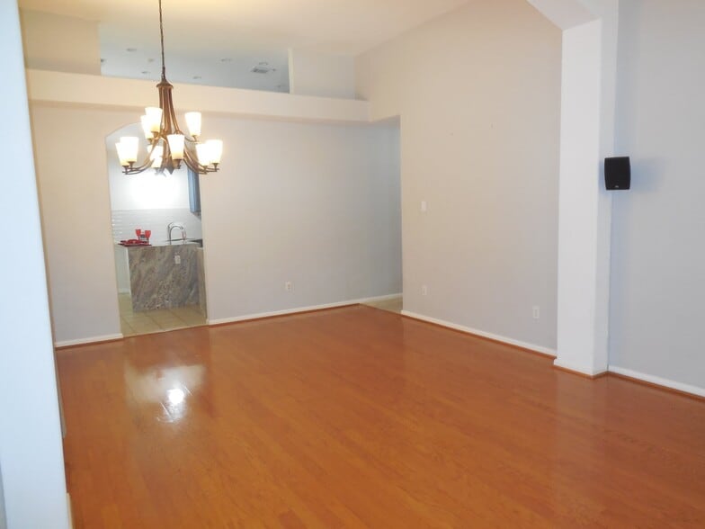 Building Photo - 10523 N Newpark Dr