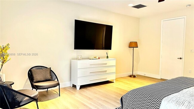 Building Photo - 814 NE 19th Ave