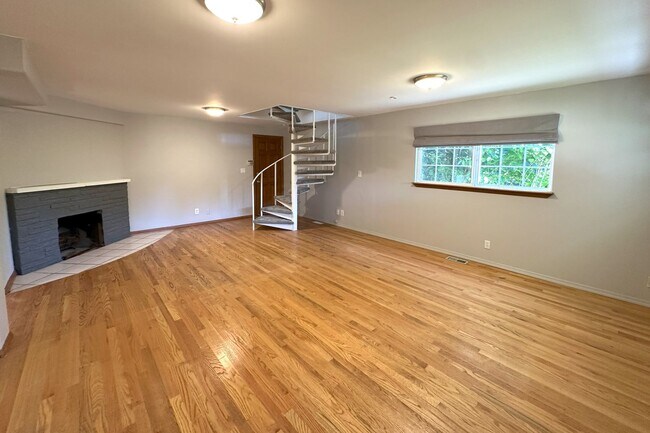 Building Photo - Bright and spacious 5bd 2 ba house in Edmo...