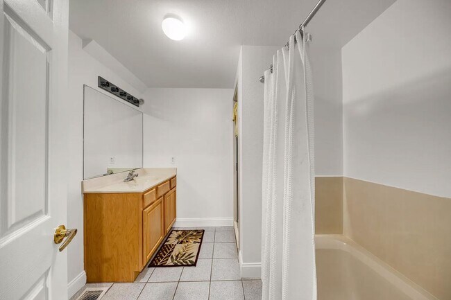 Building Photo - Fully furnished 3-Bedroom in The Plaza of Destin