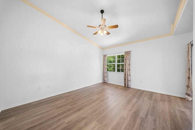 Building Photo - Nicely updated 3-bedroom, 2-bath upper-floor condo in Fort Myers