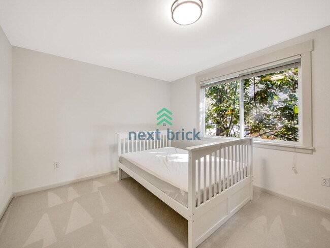 Building Photo - 4 bedroom, 2.5 Bathroom, 3 car garage Craftsman style home in Bellevue, WA