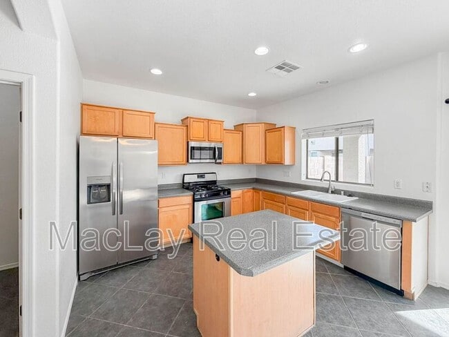 Building Photo - 1009 E Iris Dr