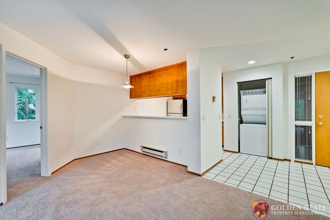 Building Photo - Top Floor Corner Unit - New Carpet - Eleva...