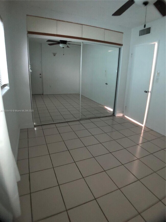 Building Photo - 2539 Bayshore Dr