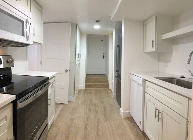 Building Photo - Location, Location, Location!! Yalecrest A...