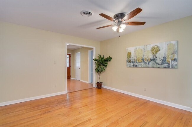 Building Photo - 3649 Lynnwood Dr