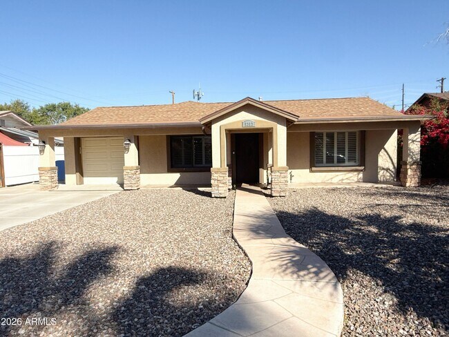 Building Photo - 5212 E Cambridge Ave