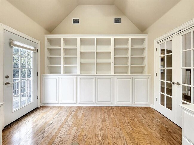 Building Photo - 10526 Grand Oak Cir
