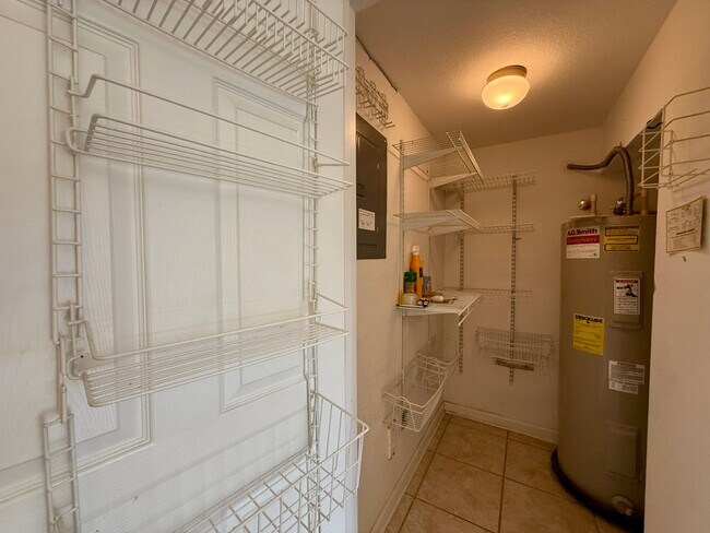 Building Photo - 3 bedroom, 3 bath Luxury Living Along the ...