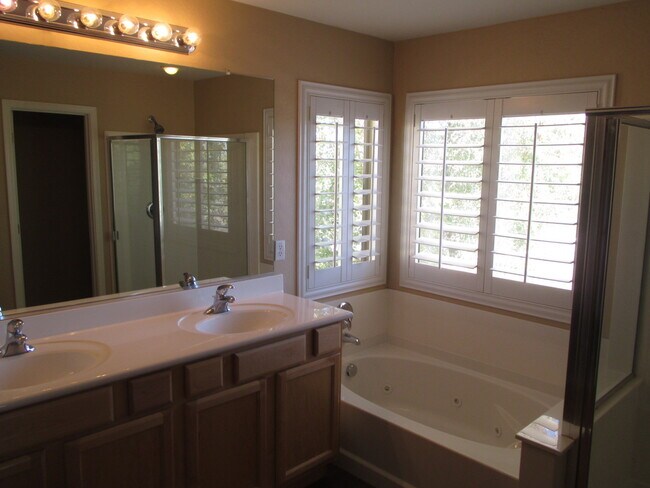 Building Photo - Beautiful Gilbert Home w/2 Master Bedrooms...
