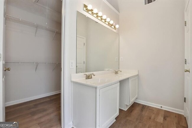 Building Photo - 2295 Winthrope Way Dr