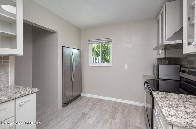 Building Photo - 215 N Riverside Dr