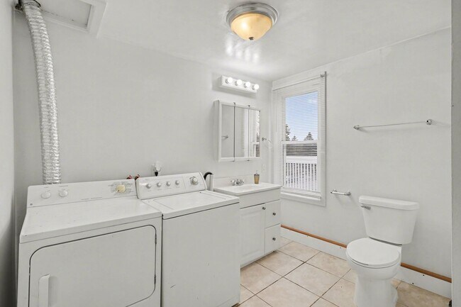 Building Photo - 8009 E Bristol Rd