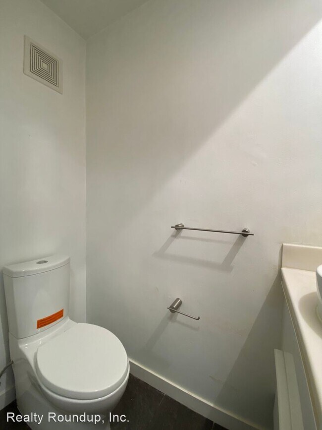 Building Photo - 2 br, 2.5 bath House - 142 4th St