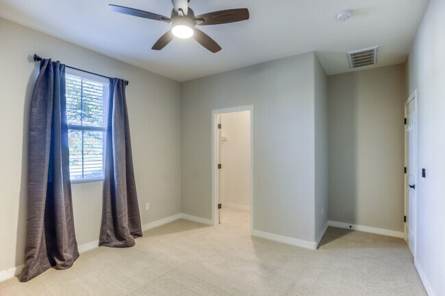 Building Photo - Very Special Oro Valley Home with Pool and Mountain Views!