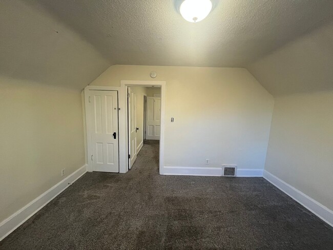 Building Photo - 2 BR/bonus room 1 bath home in West Sevent...