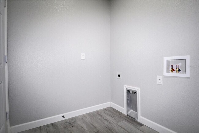 Building Photo - 769 Memorial Dr