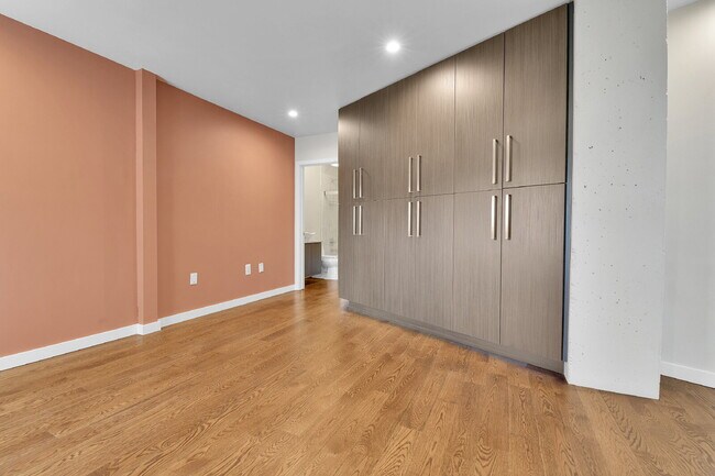 Building Photo - $3,100 - 2 Bed, 2 Bath Lofted Condo in Den...