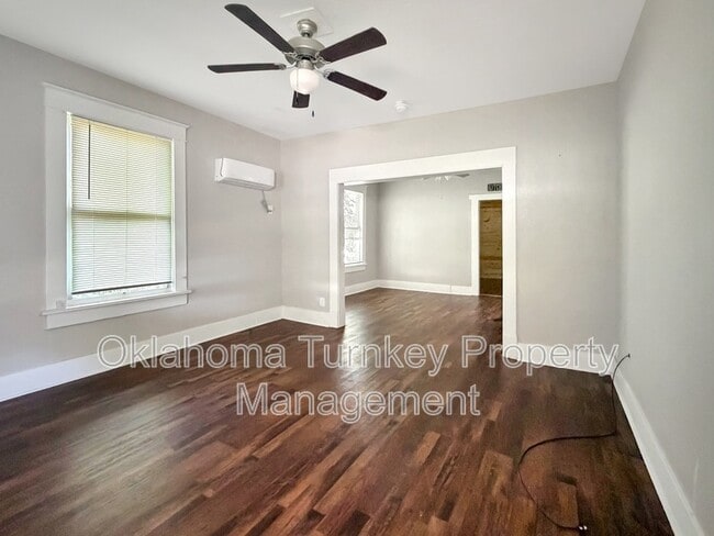 Building Photo - 118 N Taft Ave