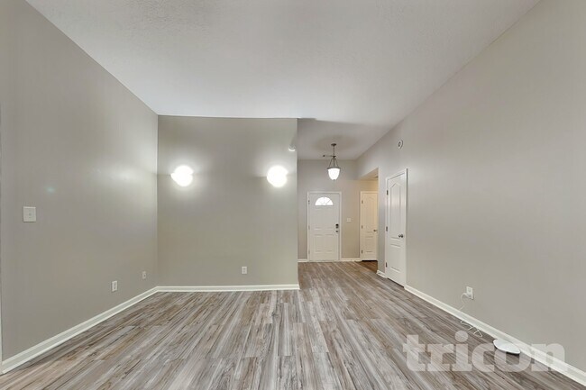 Building Photo - 2124 Sylvan Lake Dr
