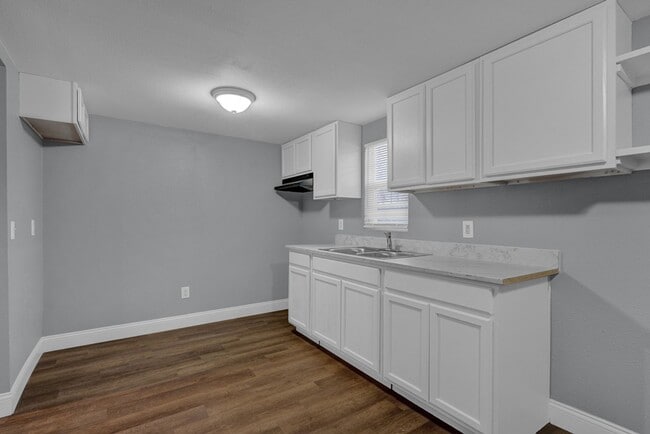 Building Photo - 2 bed 1 bath + laundry