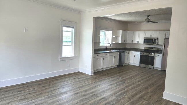 Open concept - 3536 W 60th St